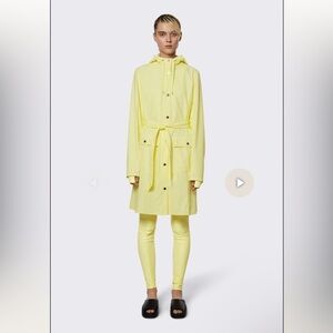 RAINS / WOMEN / OUTERWEAR / RAIN Size XS
STRAW CURVE RAIN JACKET - YELLOW